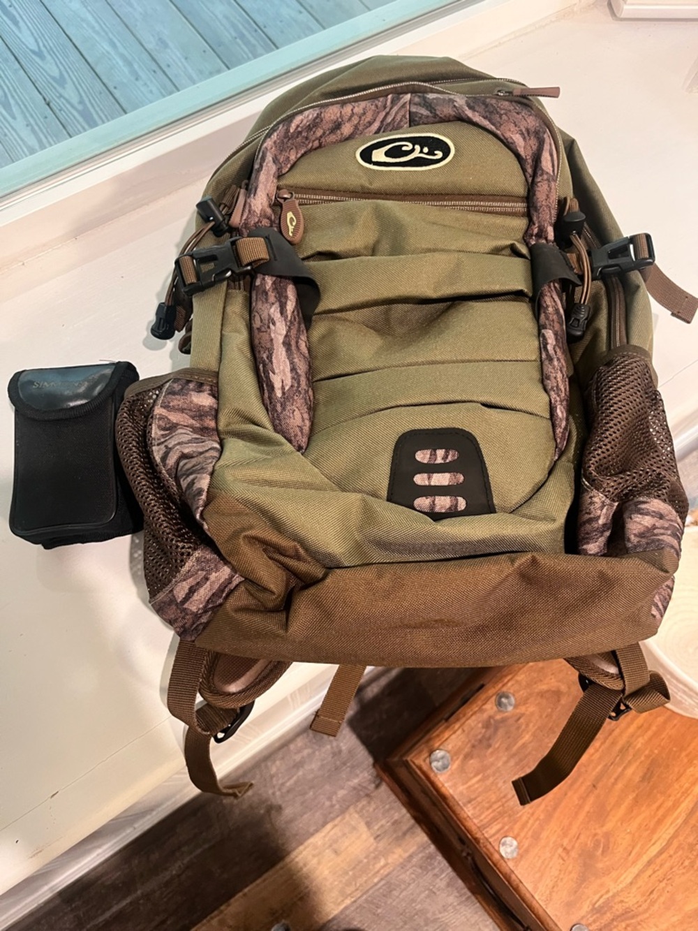 Drake camo Men's Backpack with Simmons binoculars